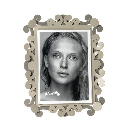 Vista frontale cornice portafoto verticale Koko grande di Arti&Mestieri, colore fango/sabbia