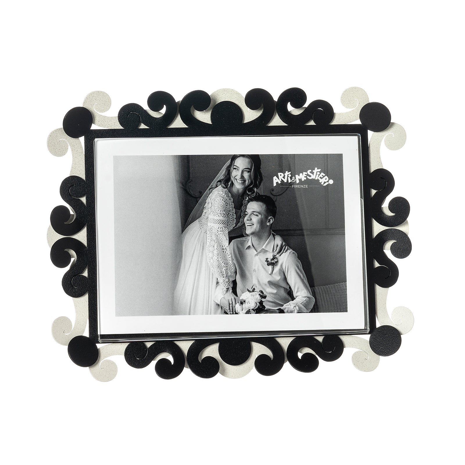 Vista frontale cornice portafoto orizzontale Koko Grande di Arti&Mestieri, colore avorio/nero