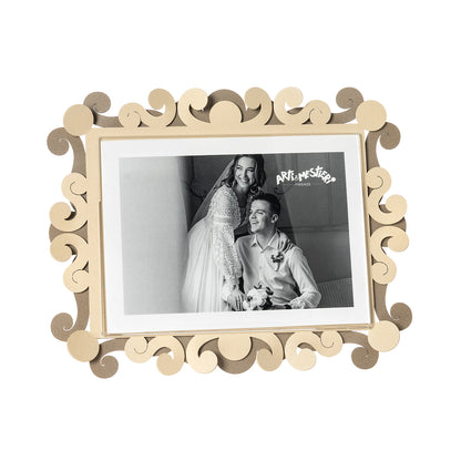 Vista frontale cornice portafoto orizzontale Koko Grande di Arti&Mestieri, colore beige/crema