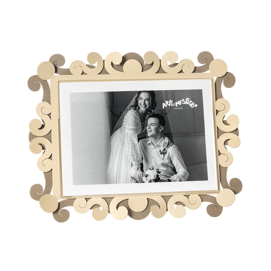 Vista frontale cornice portafoto orizzontale Koko Grande di Arti&Mestieri, colore beige/crema