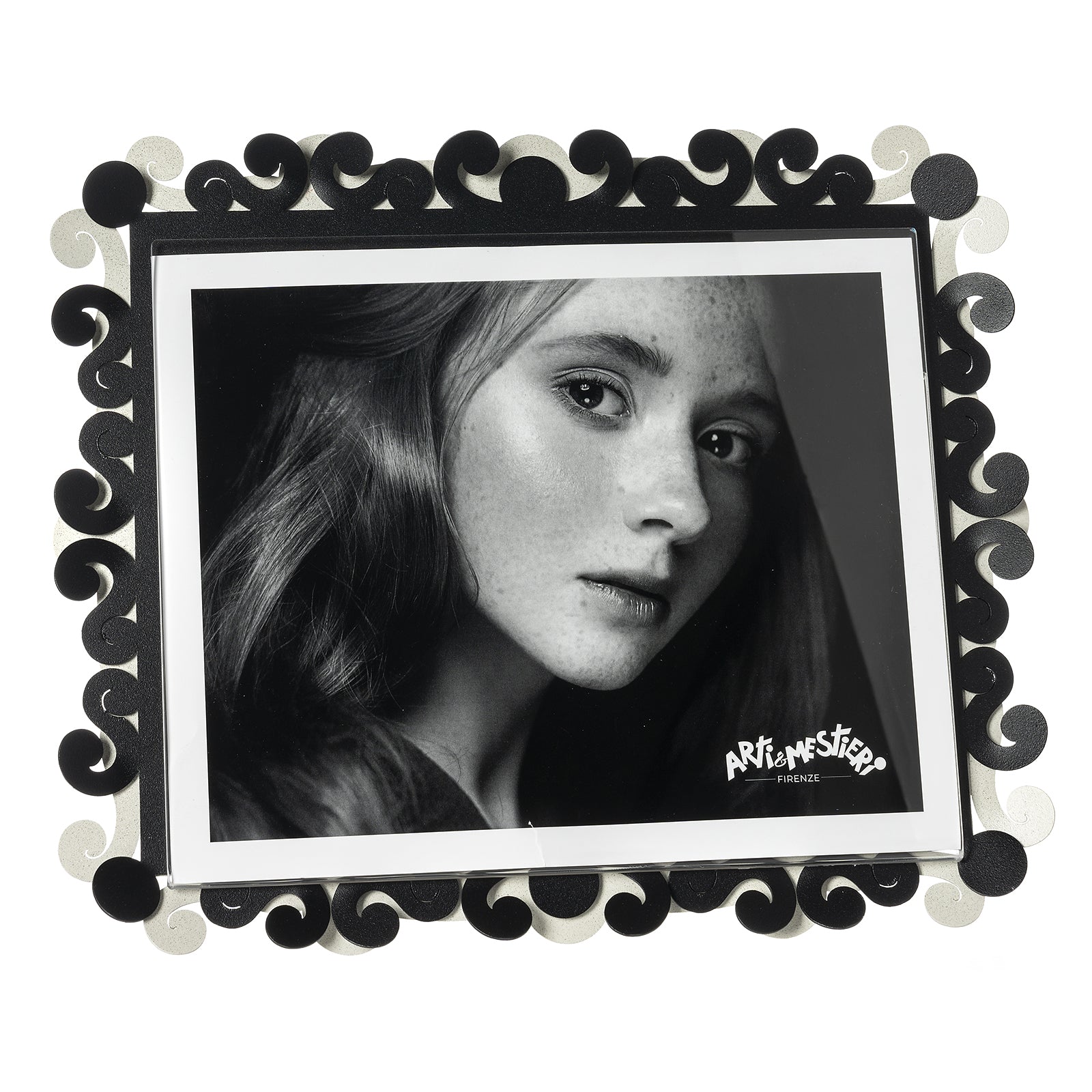 Vista frontale cornice portafoto orizzontale Koko Maxi di Arti&Mestieri, colore avorio/nero