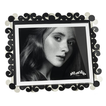 Vista frontale cornice portafoto orizzontale Koko Maxi di Arti&Mestieri, colore avorio/nero