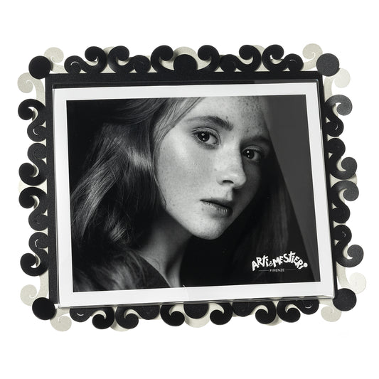 Vista frontale cornice portafoto orizzontale Koko Maxi di Arti&Mestieri, colore avorio/nero