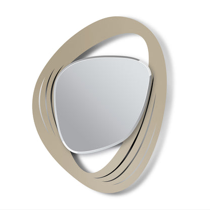 Vista frontale dello specchio Strava in stile "Moderno di Metà Secolo" di Arti&Mestieri. Colore della base beige.