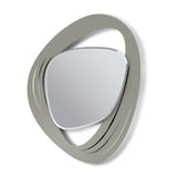 Vista frontale dello specchio Strava in stile "Moderno di Metà Secolo" di Arti&Mestieri. Colore della base fango.