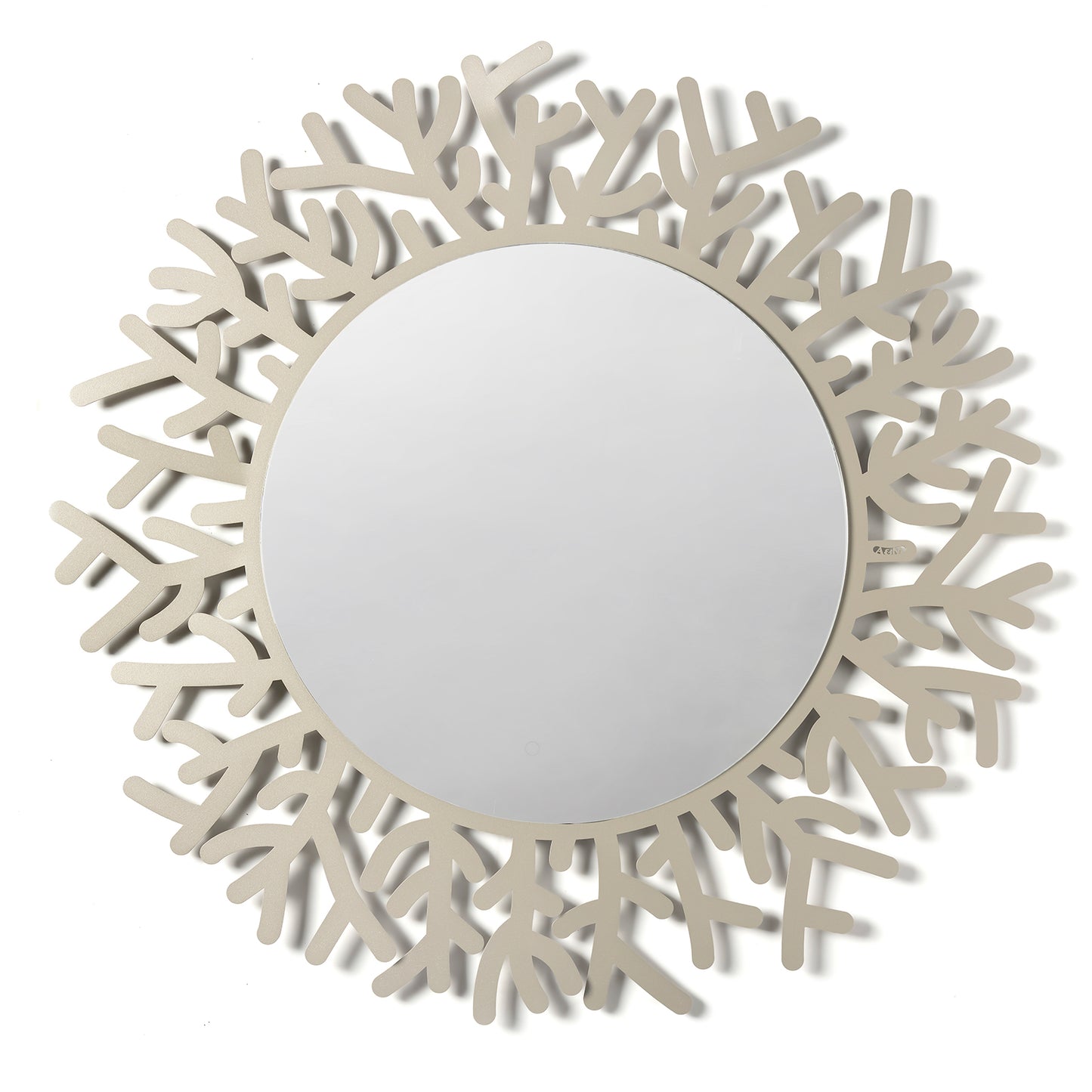 Vista frontale dello specchio circolare Coral a forma di corallo di colore sabbia di Arti&Mestieri.