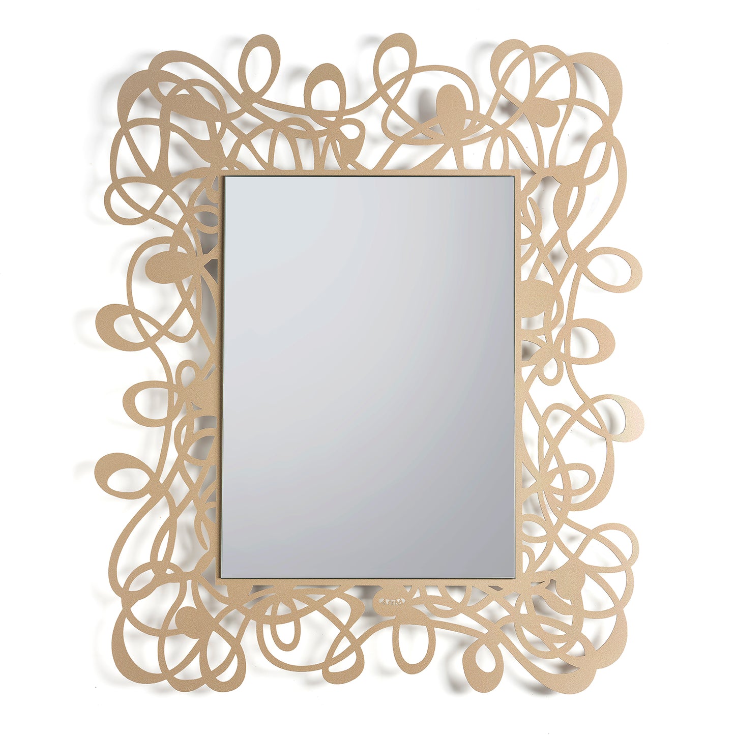 Vista frontale dello specchio particolare della linea Scarabocchio di colore beige. Arti&Mestieri.