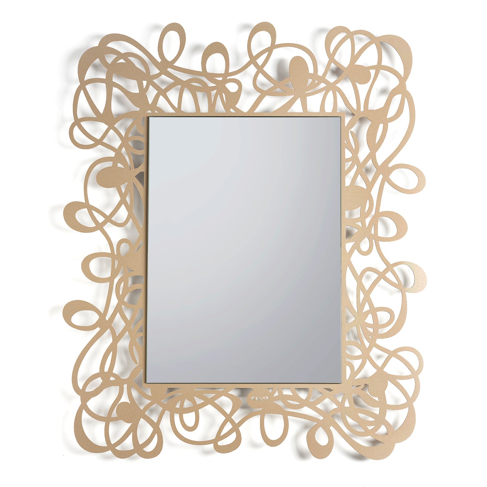 Vista frontale dello specchio particolare della linea Scarabocchio di colore beige. Arti&Mestieri.