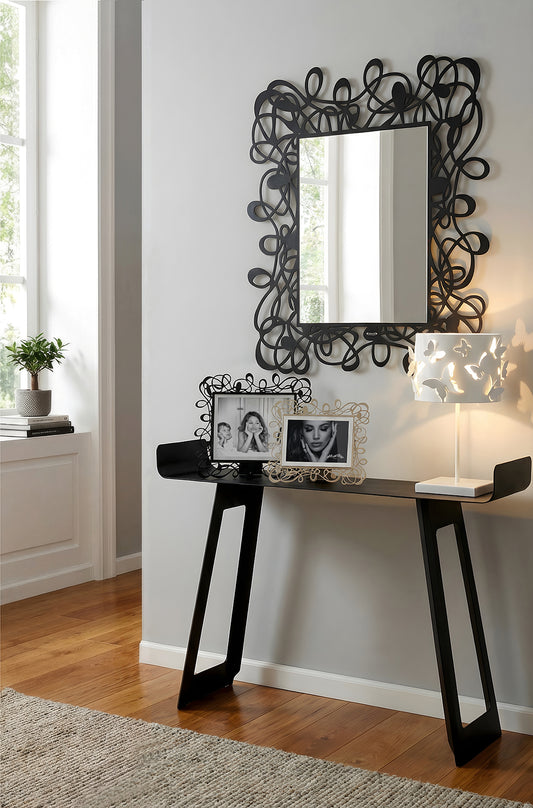 Ambientazione dello specchio Scarabocchio e delle cornici abbinate , della consolle Tibet e della lampada Farfallosa.