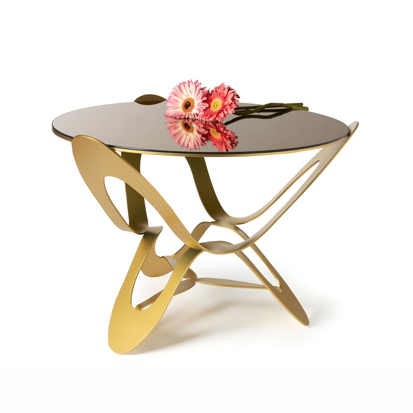 Tavolino Ninfa con piano in specchio bronzo. Vista di trequarti con fiore appoggiato sul piano.