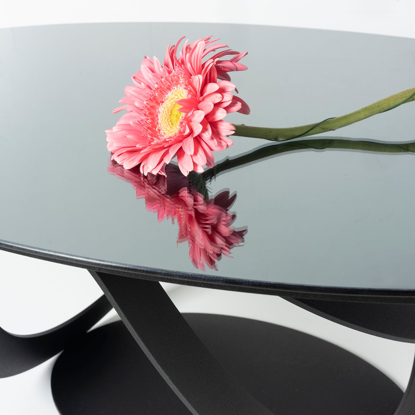 Particolare del tavolino Optical con piano in specchio fumé.