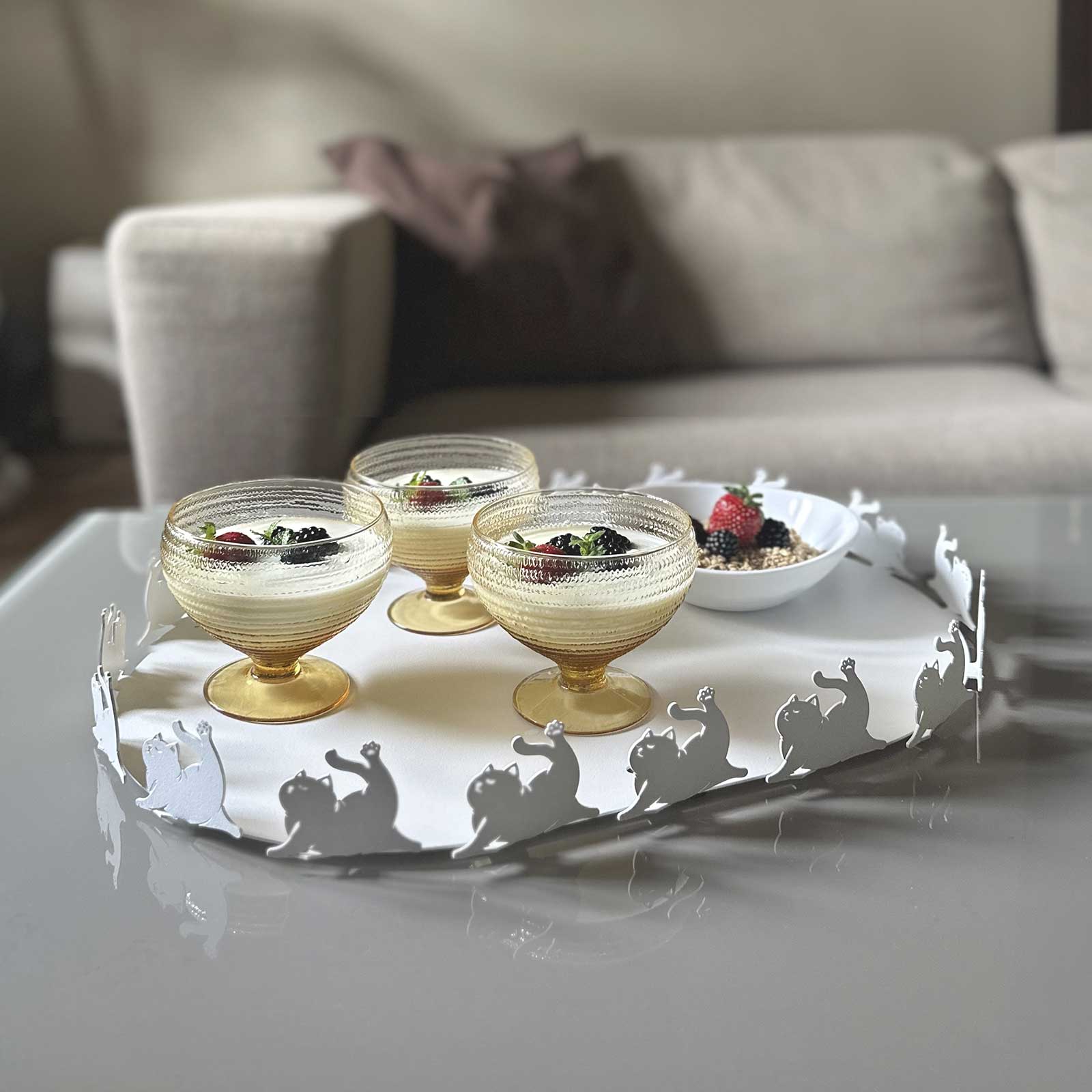 Vassoio Matisse bianco marmo, foto ambienta con dolci in soggiorno
