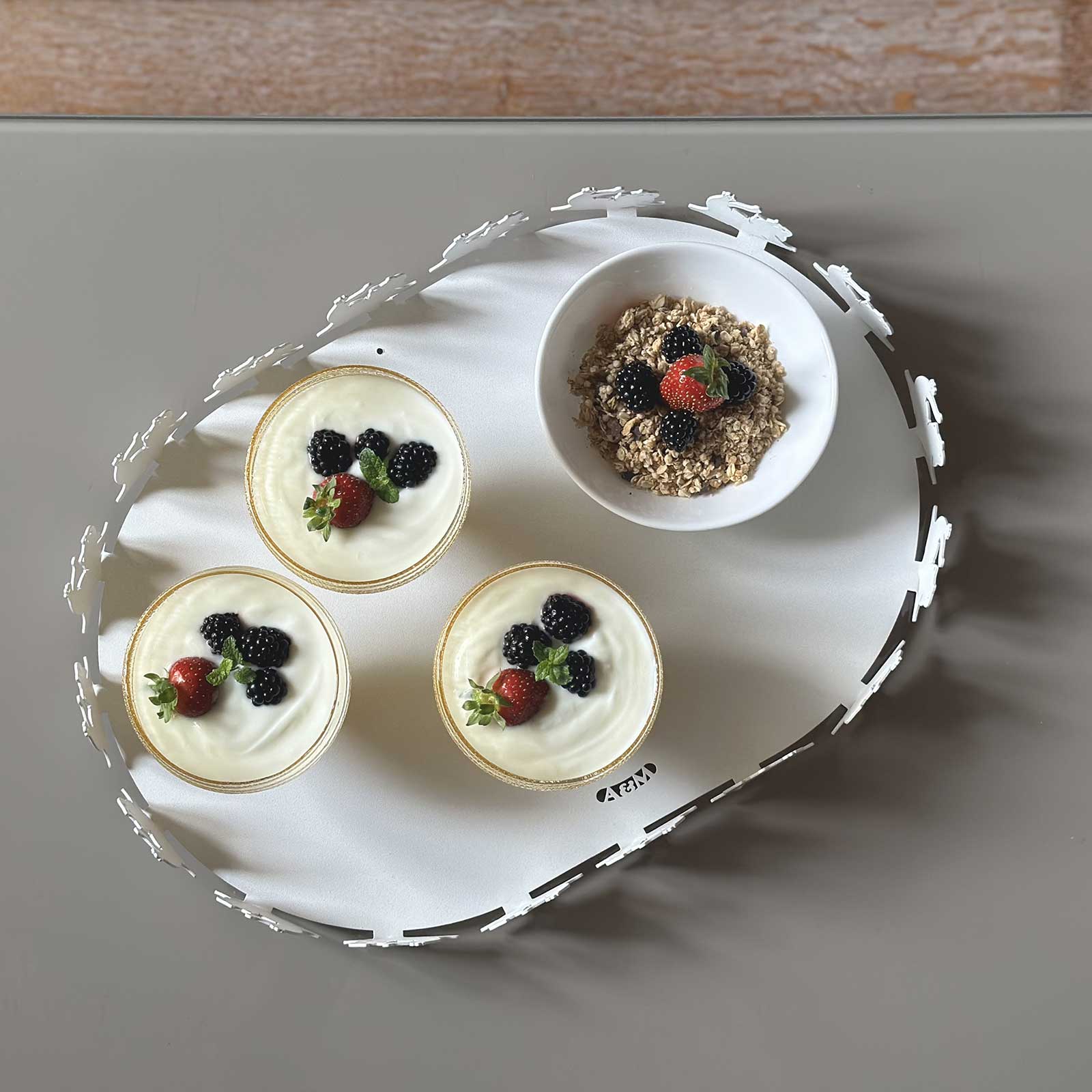 Vassoio Matisse bianco marmo, foto ambienta con dolci. Scatto dall'alto