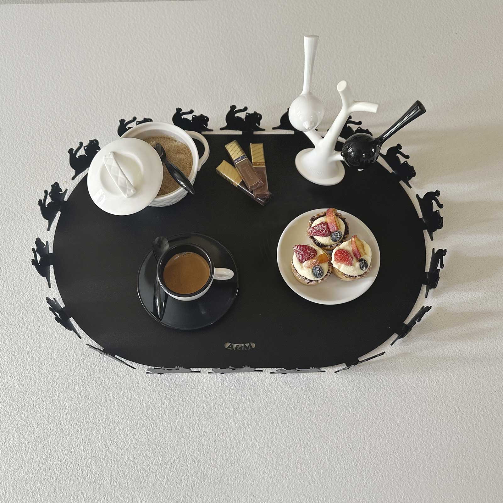 Vassoio Matisse colore nero. Foto dall'alto ambientata con tazzine e dolci