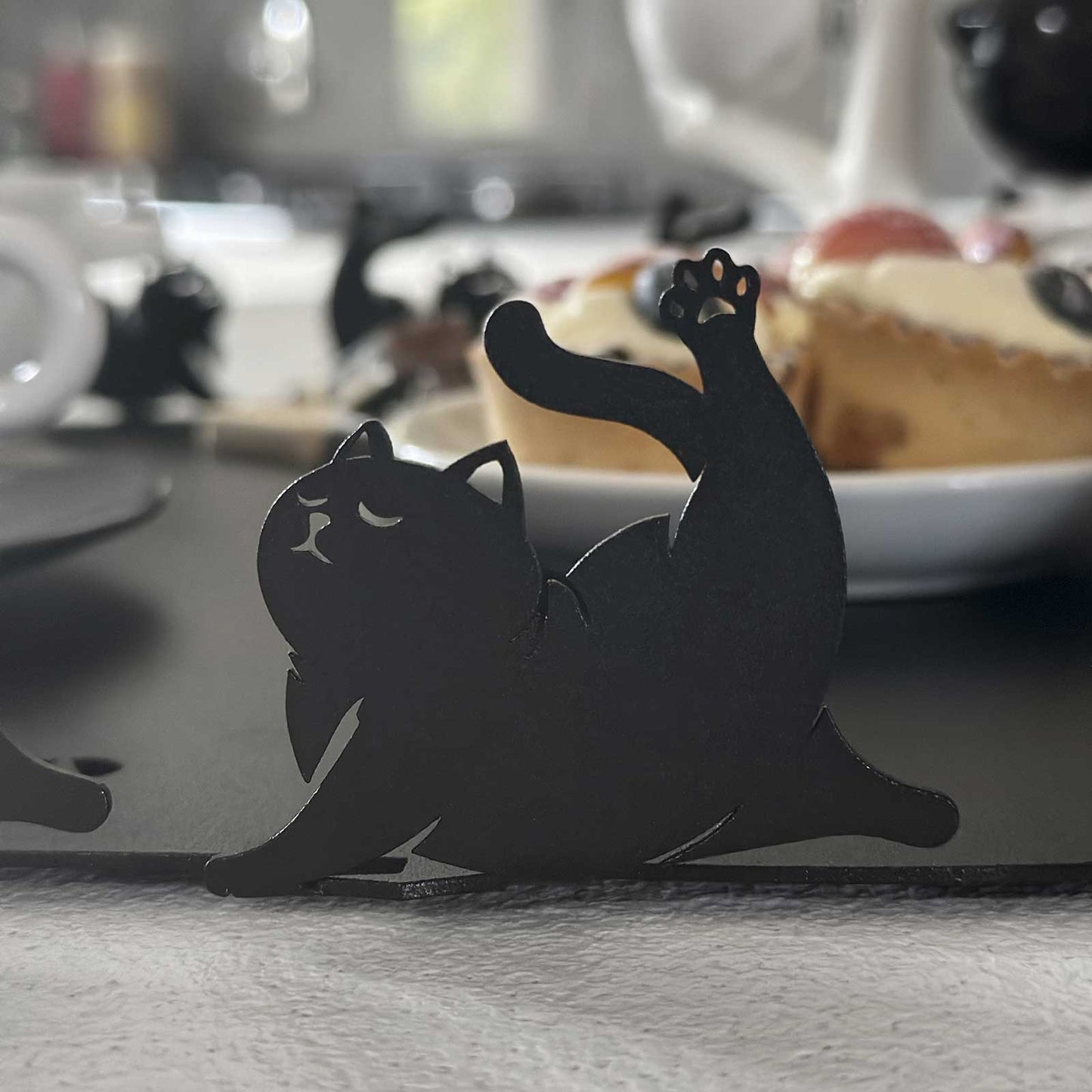 Vassoio Matisse colore nero. Foto di un particolare ambientata con tazzine e dolci