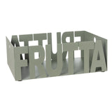 Fruttiera Letter in ferro color giada con scritta Fruttiera, vista tre quarti