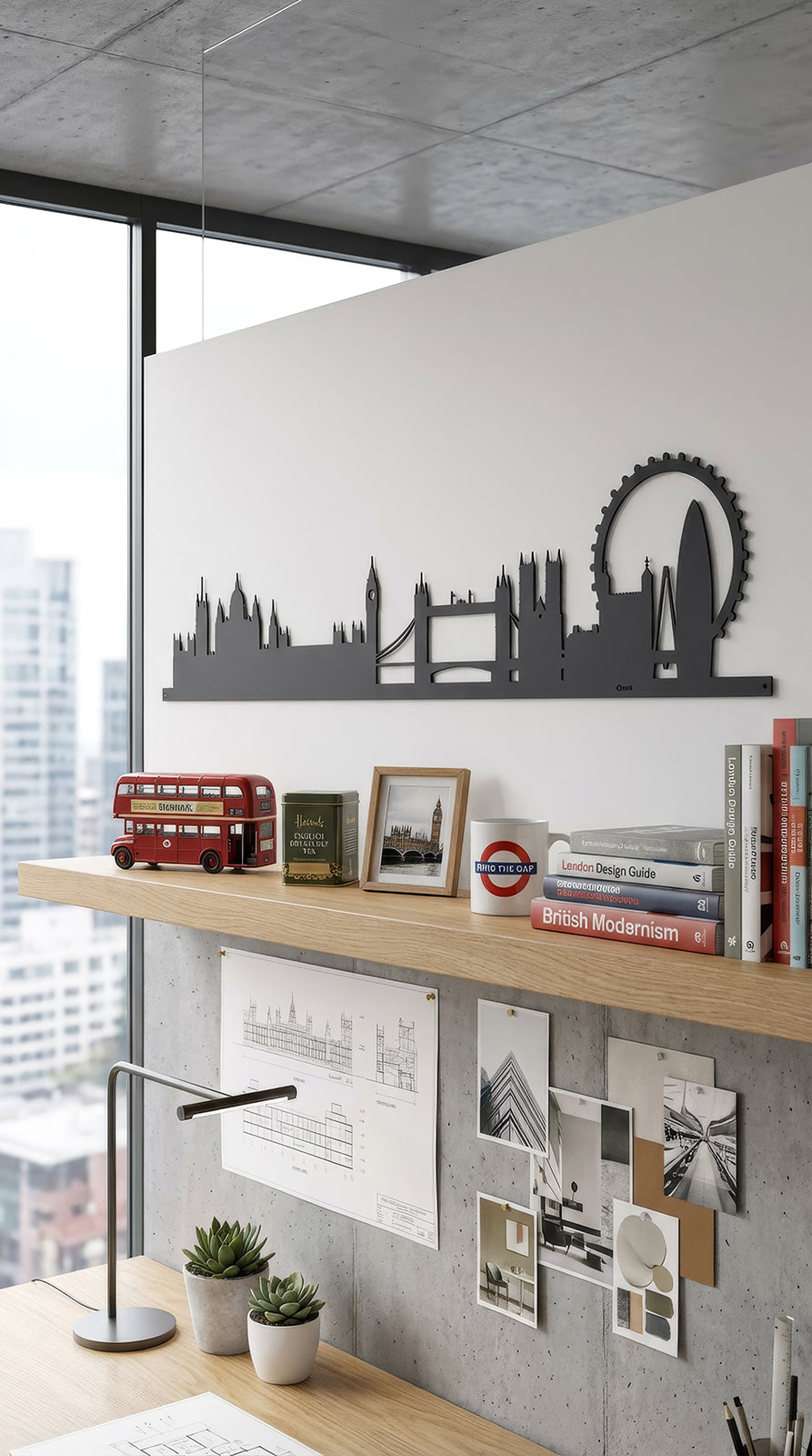 Ambientazione della sagoma in ferro della città Londra, Skyline London di Arti&Mestieri, in uno studio di archiettura insieme ad altri ricordi del viaggio nella capitale inglese.