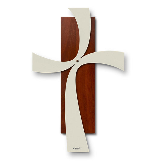 Vista frontale del crocifisso Two grande, base legno e croce in ferro finitura avorio di Arti&Mestieri.