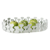 Vassoio ovale Nori di Art&Mestieri in ferro color bianco marmo con frutta, vista tre quarti