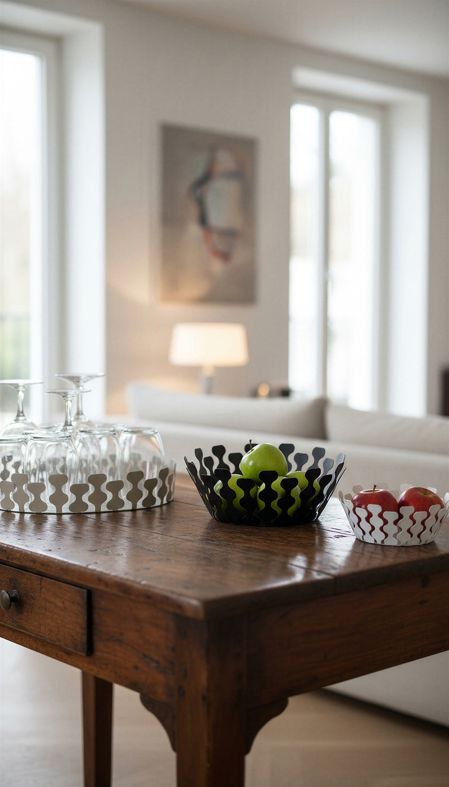 Linea da tavolo Nori di Arti&Mestieri, ambientazione su tavolo vintage in salotto