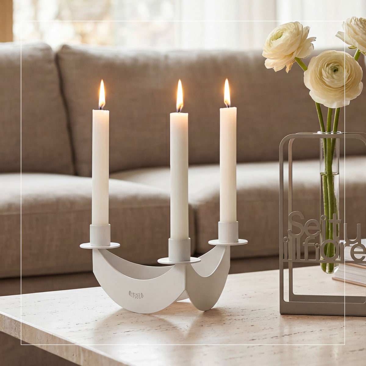 Foto ambientata su piano in marmo del candelabro Giocoliere di Arti e Mestieri.