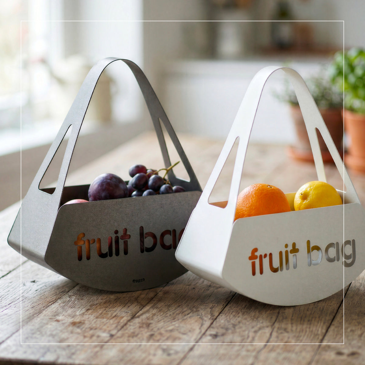 Foto ambientata del centro tavola Fruit Bag, bianco marmo e fango,  di Arti e Mestieri.