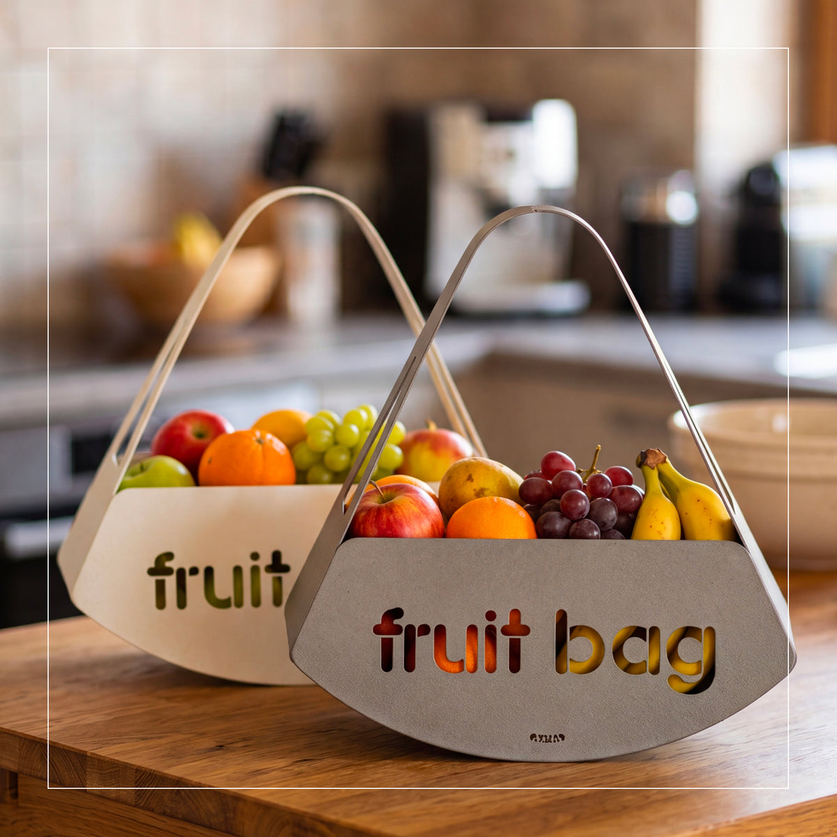 Foto ambientata in cucina del centro tavola Fruit Bag, bianco marmo e fango,  di Arti&Mestieri.