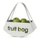 Vista di tre quarti del centro tavola Fruit Bag finitura bianco marmo con mele verdi di Arti&Mestieri.