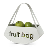Vista di tre quarti del centro tavola Fruit Bag finitura bianco marmo con mele verdi di Arti&Mestieri.