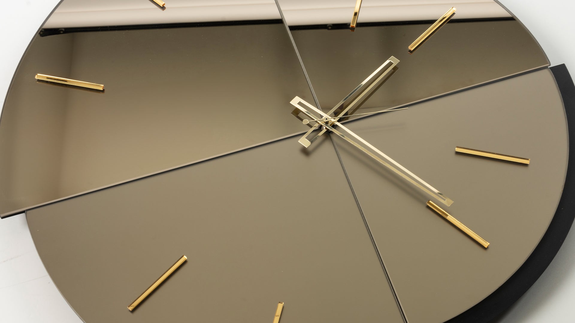 Particolare dell'orologio Avignone con quadrante in Velour e Crystal Luxe