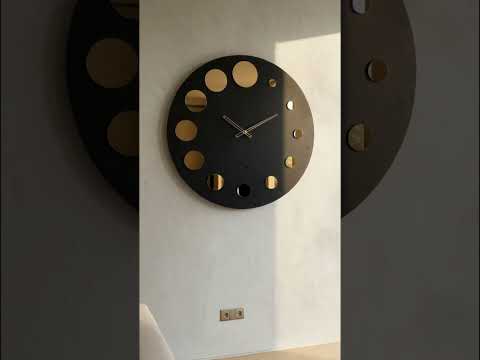 Video ambientato dell'orologio Formula insieme alla lampada Kamalea e tavolino Optical.