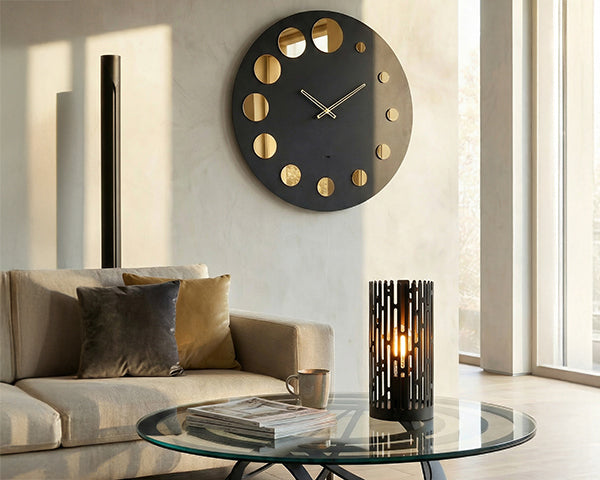 Ambientazione dell'orologio Formula della nuova collezione Arti&Mestieri, insieme a tavolino optical e la nuova lampada Kamalea.