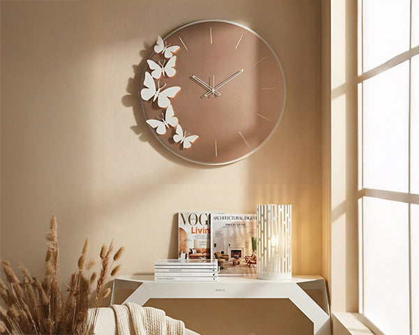 Ambientazione dell'orologio Diana in salotto illuminato da una finestra, con quadrtante Velour Luxe® color rosa,. Presente anche consolle Uncorner  e lampada Kamalea della nuova collezione di Arti&Mestieri 2026.