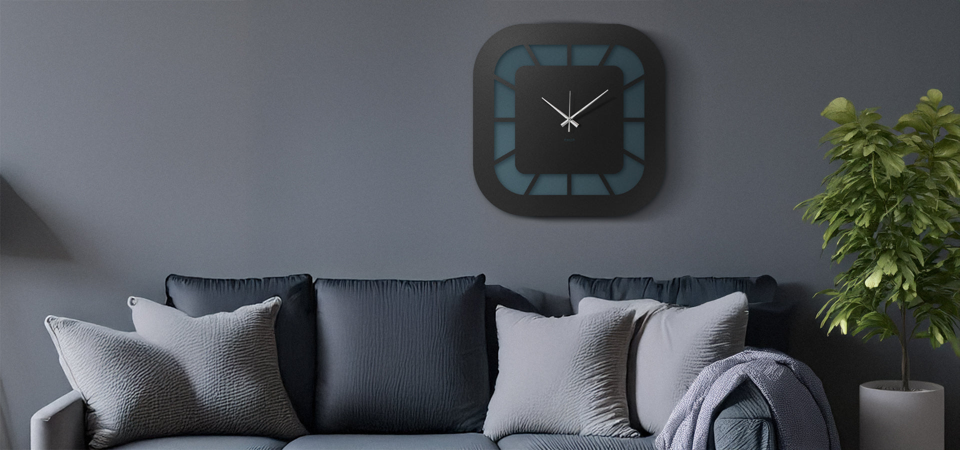 Orologio Exo di Arti&Mestieri. appeso sopra divano con cuscini