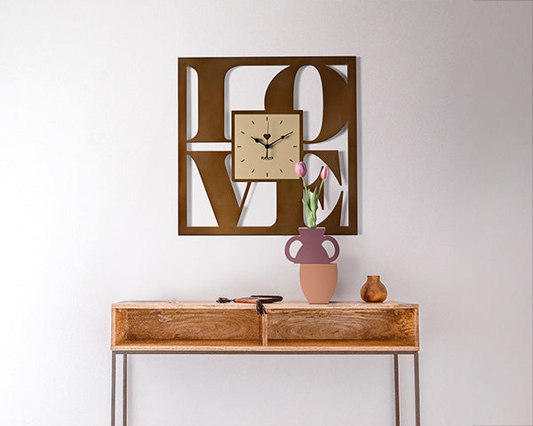 Orologio Love e vaso Cribbio. Foto ambientata con consolle d'ingresso. Versione adatta per mobile
